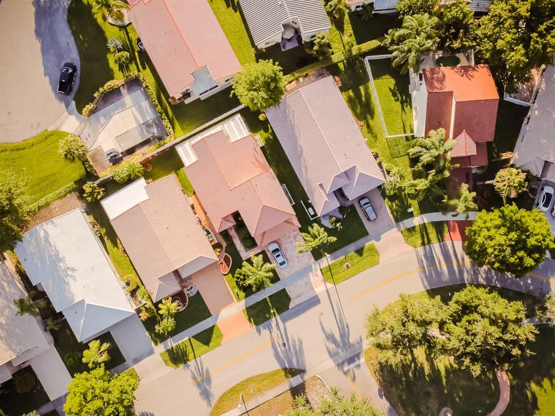 Aerial view of Florida neighborhood homes facing rising foreclosure rates in 2026