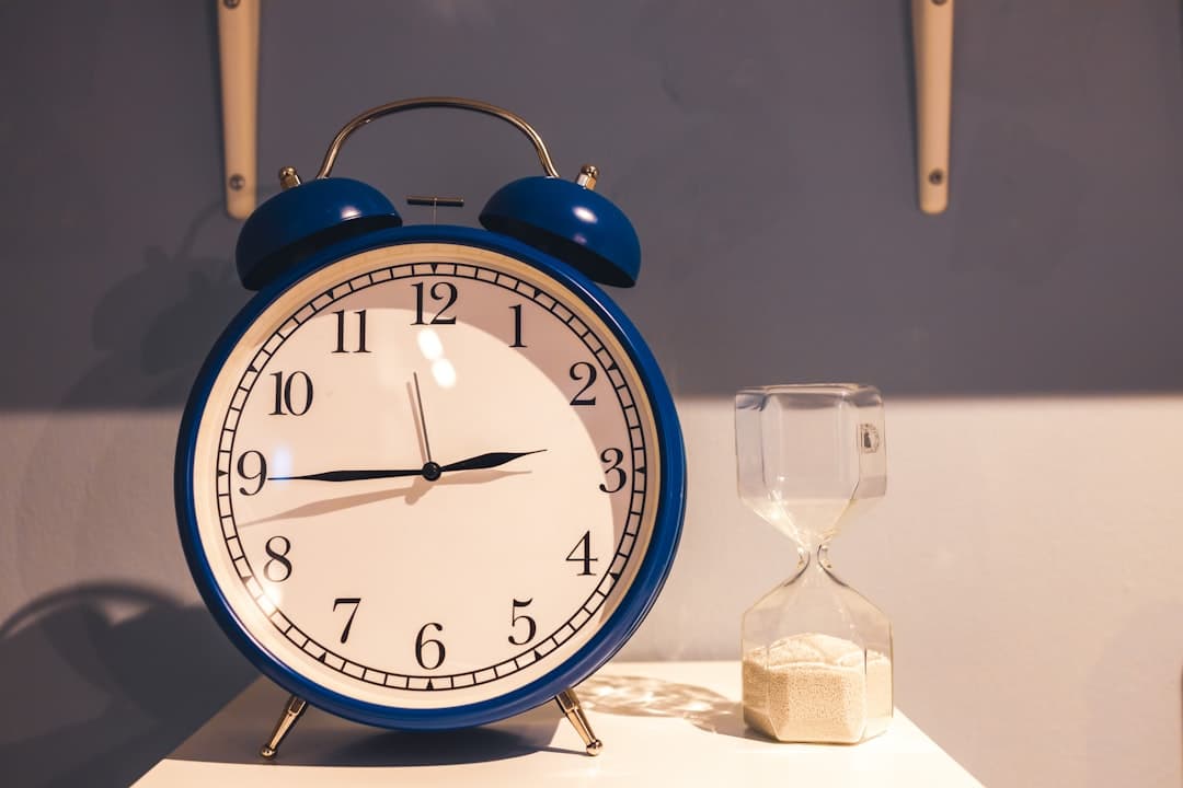 Clock on a desk representing the foreclosure timeline in Florida
