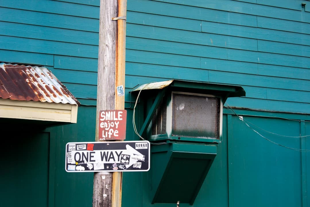 Warning about we buy houses scam signs posted on a Florida street corner